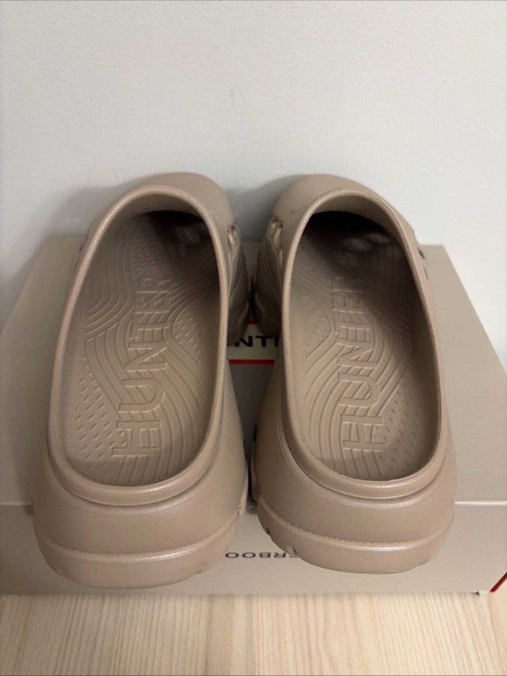 HUNTER Women’s New! Bryce beige clogs size 9 - Picture 6 of 8